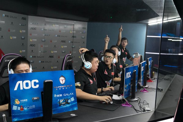 两人曾在与 两人曾在与